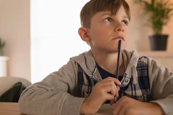 Vista Frontal Del Niño Aspecto Reflexivo Haciendo Tarea Matemáticas Casa — Foto de Stock