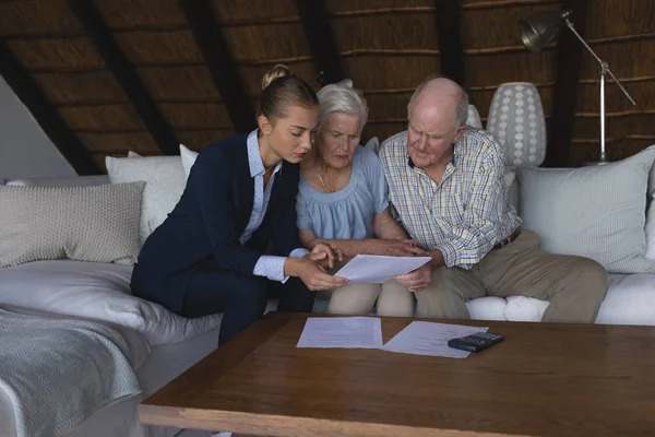 Front View Female Doctor Senior Couple Looking Discussing Medical Reports — Stock Photo, Image