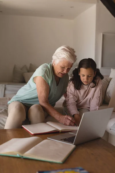 Frontansicht Einer Großmutter Die Ihrer Enkelin Bei Den Hausaufgaben Heimischen — Stockfoto