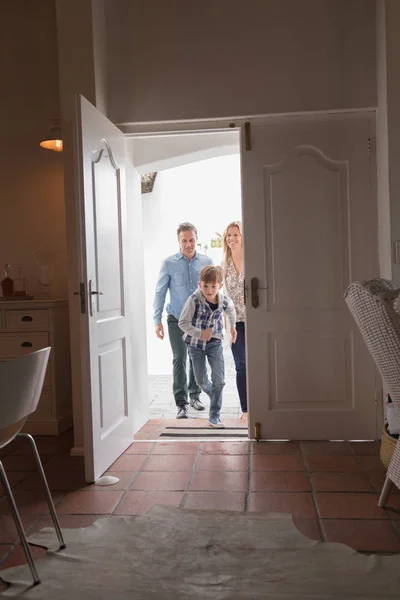 Framifrån Lyckliga Kaukasiska Familjen Stilfullt Inredda Moderna Hem — Stockfoto