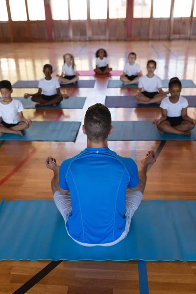 Vista Ángulo Alto Del Profesor Yoga Enseñando Yoga Los Niños — Foto de Stock