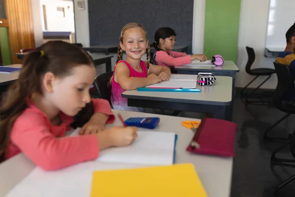 Schoolmeisje Camera Kijken Tijdens Het Studeren Zit Bureau Klas School — Stockfoto