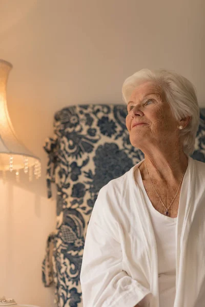 Vista Frontal Una Mujer Mayor Mirando Hacia Arriba Dormitorio Casa — Foto de Stock