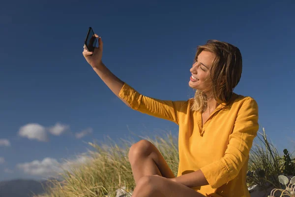 Side View Young Woman Taking Selfie Mobile Phone Beach — Stock Photo, Image