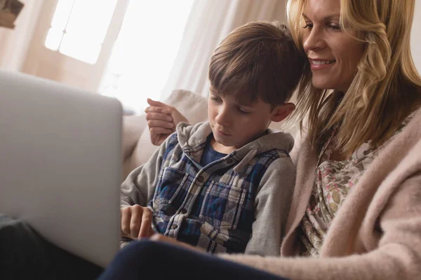 Seitenansicht Einer Glücklichen Mutter Die Ihrem Sohn Hilft Laptop Heimischen — Stockfoto