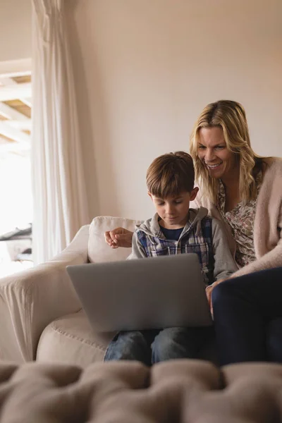 Vue Face Mère Aidant Son Fils Utiliser Ordinateur Portable Dans — Photo