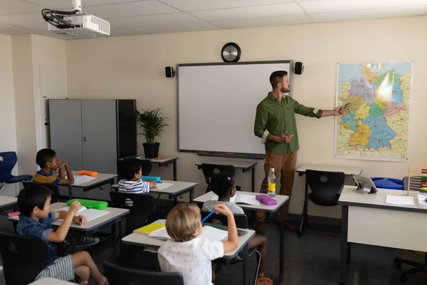 Δάσκαλος Δείχνει Στο Χάρτη Στην Τάξη Του Δημοτικού Σχολείου — Φωτογραφία Αρχείου