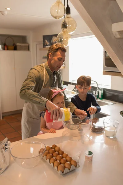 Vista Frontale Padre Amorevole Con Suoi Figli Preparare Cibo Cucina — Foto Stock
