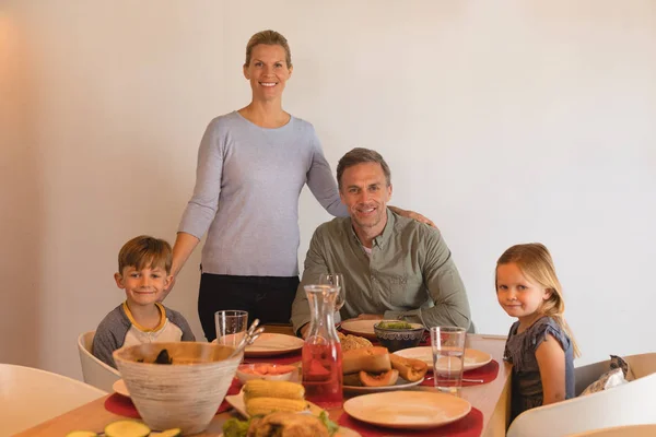 Retrato Família Feliz Sentada Mesa Jantar Casa — Fotografia de Stock