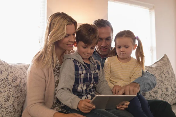 Vista Bajo Ángulo Familia Caucásica Feliz Pasar Tiempo Juntos Mientras —  Fotos de Stock