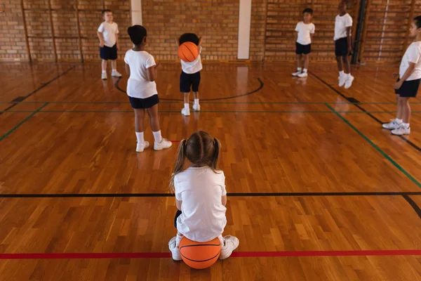 Школьники Играют Баскетбол Баскетбольной Площадке Школе — стоковое фото