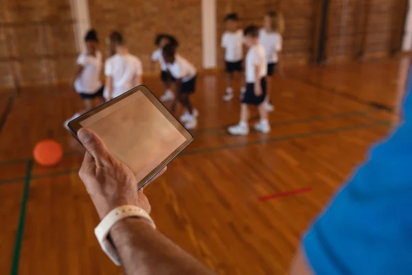 Primer Plano Del Entrenador Baloncesto Utilizando Tableta Digital Cancha Baloncesto —  Fotos de Stock