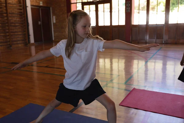 Vista Frontal Colegiala Haciendo Posición Yoga Una Esterilla Yoga Gimnasta —  Fotos de Stock