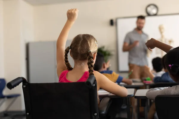 Visão Traseira Aluna Incapacitada Levantando Mão Sala Aula Ensino Fundamental — Fotografia de Stock