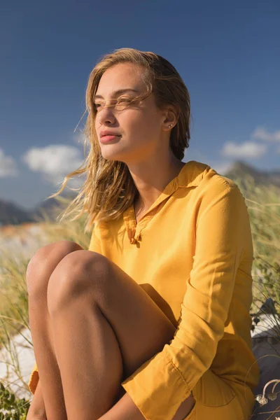 Boční Pohled Mladé Ženy Relaxaci Pláži Slunečného Dne — Stock fotografie