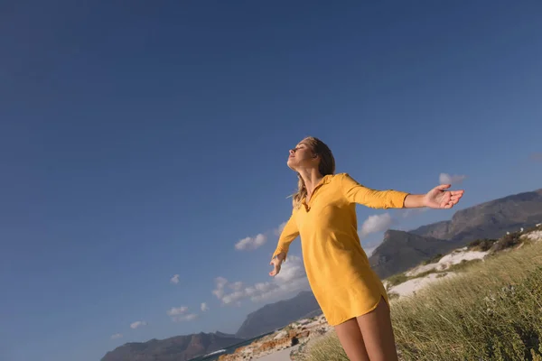 Giovane Donna Piedi Con Braccia Tese Sulla Spiaggia — Foto Stock