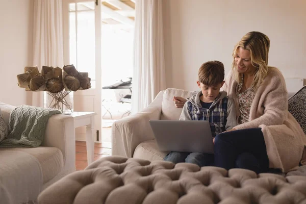 Anne Oğlu Kullanım Laptopunu Evde Şık Oturma Odasında Yardım Önden — Stok fotoğraf