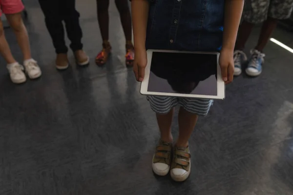 Mały Przekrój Dziecko Trzymając Tablet Cyfrowy Klasie Szkoły Podstawowej — Zdjęcie stockowe