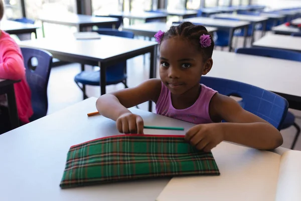 Vooraanzicht Van Schoolmeisje Zit Aan Bureau Kijken Naar Camera Klas — Stockfoto