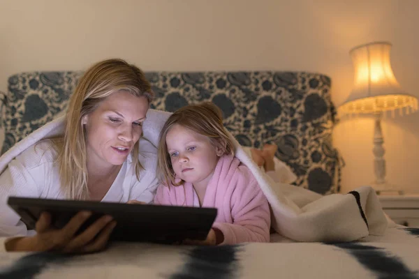 Front View Sweet Mother Daughter Using Digital Tablet Bedroom Home — Stock Photo, Image