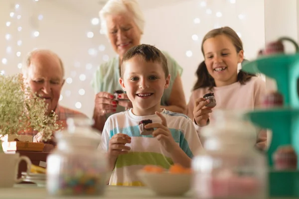Vícegenerační Rodina Jíst Cukroví Doma Pro Vnuky Narozeniny — Stock fotografie