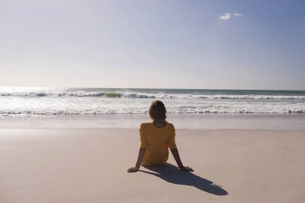 Вид Сзади Расслабляющуюся Женщину Вид Пляж — стоковое фото