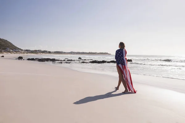 Молодая Женщина Завернутая Американский Флаг Пляже Солнечный День — стоковое фото