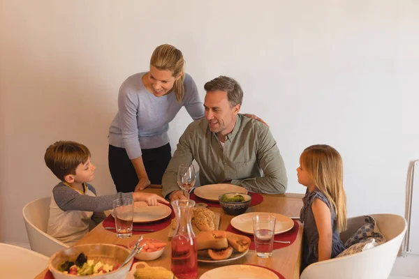 Famiglia Che Interagisce Tra Loro Sul Tavolo Pranzo Casa — Foto Stock