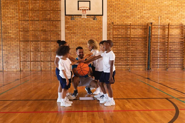 Happy Schoolkids Treinador Basquete Formando Pilha Mão Quadra Basquete Escola — Fotografia de Stock