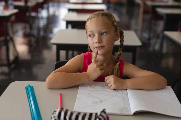 Vooraanzicht Van Een Doordachte Schoolmeisje Studie Klas Zitten Aan Bureaus — Stockfoto