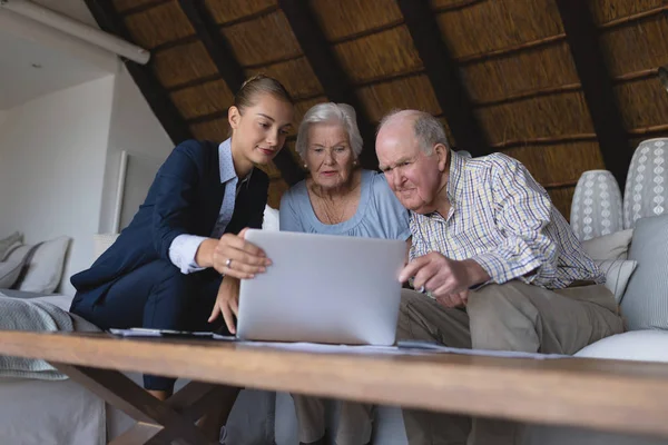 Front View Female Doctor Senior Couple Looking Discussing Laptop Home — Stock Photo, Image