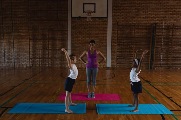 Genç Kadın Yoga Öğretmeni Okulda Okul Çocukları Için Yoga Öğretim — Stok fotoğraf