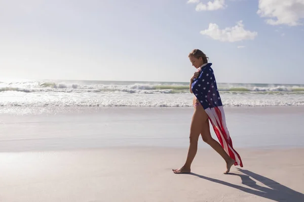 Widok Boku Młodej Kobiety Owinięte American Flag Beach Słoneczny Dzień — Zdjęcie stockowe