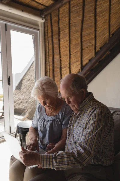 Seitenansicht Eines Älteren Ehepaares Mit Laptop Auf Einem Sofa Heimischen — Stockfoto