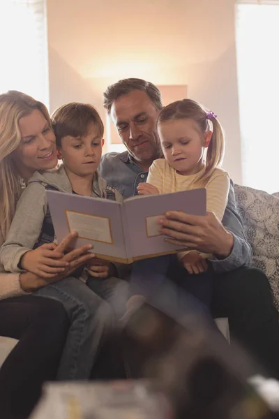 Vista Frontal Familia Feliz Cuatro Lectura Libro Cuentos Sala Estar —  Fotos de Stock