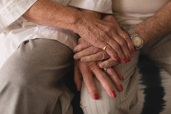 Ansicht Des Mittleren Abschnitts Des Älteren Paares Das Sich Schlafzimmer — Stockfoto