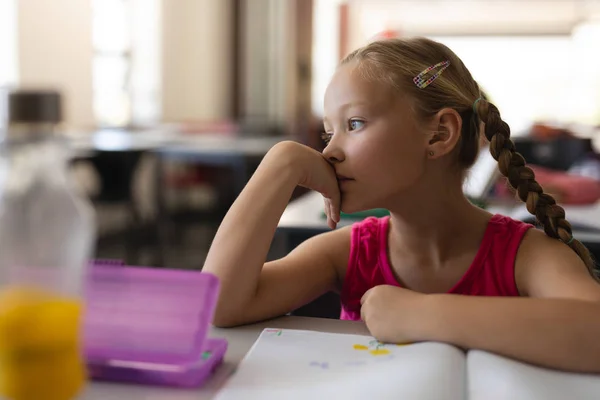 Masanın Üzerine Eğilerek Uzak Lköğretim Okulu Sınıfta Seyir Düşünceli Kız — Stok fotoğraf