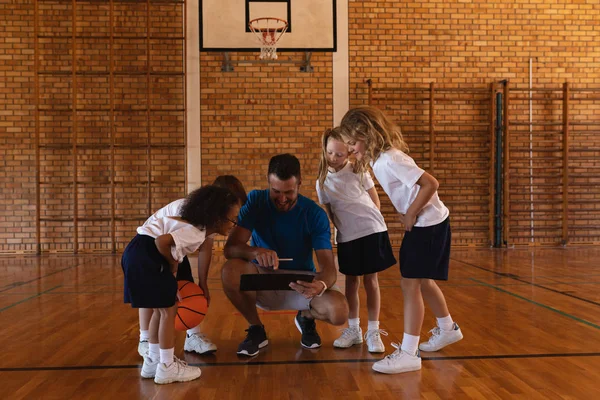 Front View Schoolkids Looking Clipboard Basketball Court School — Stock Photo, Image