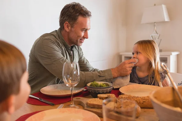 Yemek Masası Evde Bir Peçeteye Silme Kızları Ağzıyla Baba — Stok fotoğraf