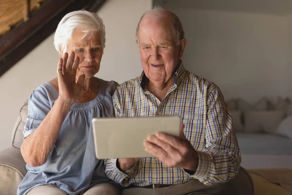 Front View Senior Couple Using Digital Tablet Living Room Home — Stock Photo, Image