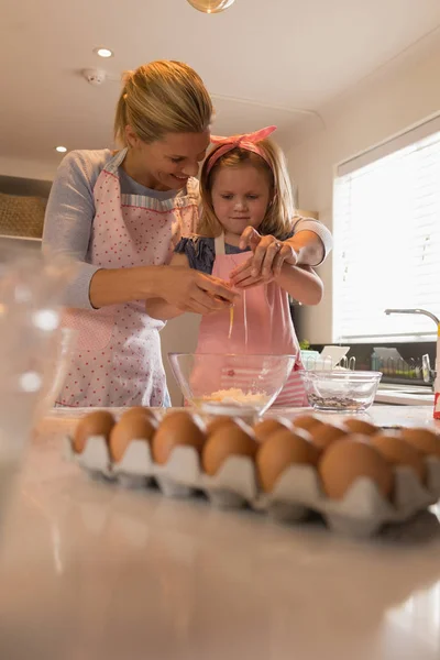 Vue Face Mère Heureuse Avec Fille Préparant Nourriture Dans Cuisine — Photo