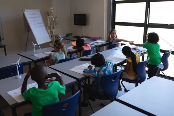 Vista Ángulo Alto Los Escolares Que Estudian Escritorio Aula Escuela —  Fotos de Stock