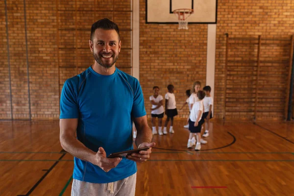 Okulda Basketbol Sahası Dijital Tablet Kullanarak Mutlu Basketbol Koçu Önden — Stok fotoğraf