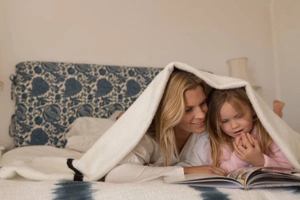 Visão Frontal Mãe Feliz Passando Tempo Com Sua Filha Lendo — Fotografia de Stock