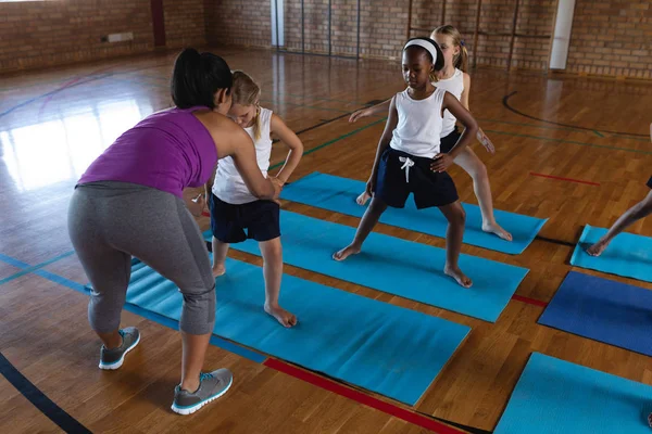 Junge Yogalehrerin Bringt Schulkindern Yoga Der Schule Bei — Stockfoto