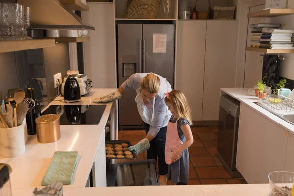 Vzdálený Pohled Milující Matka Dcerou Odstranění Cookies Trouby Kuchyni Doma — Stock fotografie