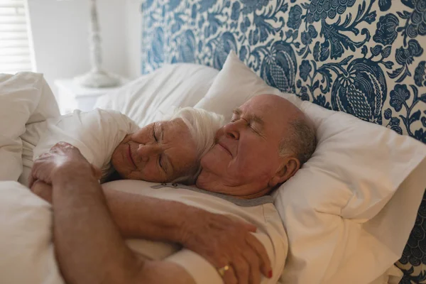 Äldre Par Embracing Tillsammans Medan Sover Sovrummet — Stockfoto