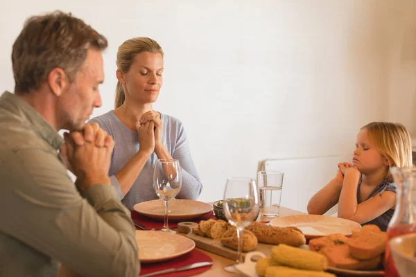 Evde Yemek Masada Akşam Yemeği Önce Dua Aile — Stok fotoğraf