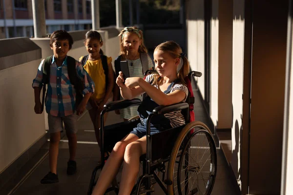 Vista Lateral Aluna Incapacitada Usando Smartphone Corredor Escola Primária — Fotografia de Stock