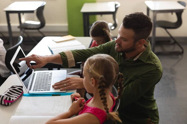 Вид Збоку Вчителя Молодої Школи Який Допомагає Дівчині Навчанням Ноутбуці — стокове фото